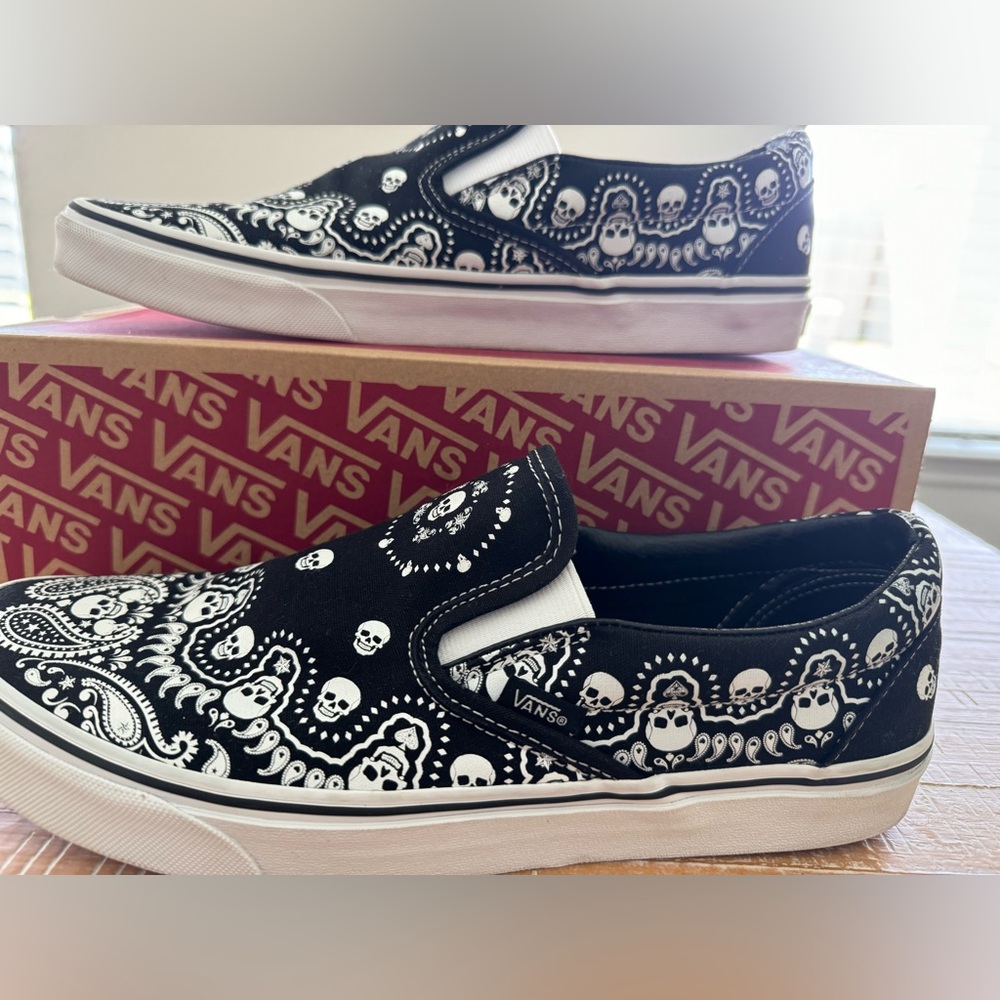 Vans Classic Slip-On
Skull Bandana Print Black White Men’s size 11